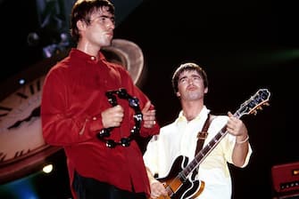 UNITED KINGDOM - SEPTEMBER 01:  EARLS COURT  Photo of Noel GALLAGHER and Liam GALLAGHER and OASIS, L-R: Liam Gallagher and Noel Gallagher performing live onstage  (Photo by Simon Ritter/Redferns)