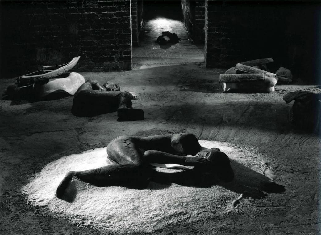Mimmo Paladino, Dormienti, 1998. Installazione alla Roundhouse di Londra, 1999. Foto Peppe Avallone - Milano, Palazzo Citterio, maggio – luglio 2026