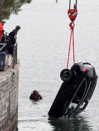 Le operazioni di recupero dei veicolo che ieri notte è caduto nel lago di Como. Ancora incerta la dinamica dei fatti che ha portato alla morte di una donna, Tiziano Tozzo di 45 anni, e di un uomo, Moragn Algeri di 38 anni. Como 7 Gennaio 2024.
ANSA / MATTEO BAZZI