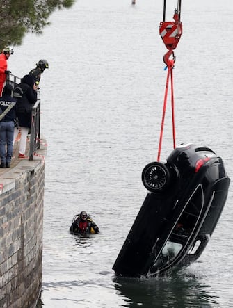 L'auto ripescata dal lago di Como