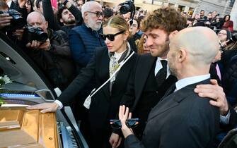 Roma, Funerali Eleonora Giorgi. Nella Foto l’uscita del Feretro con i figli Paolo Ciavarro e Andrea Rizzoli e Clizia incorvaia commossi e in lacrime