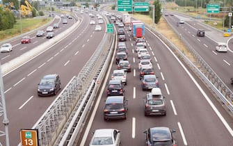 Traffico intenso nel tratto bolognese della A14 adriatica, Bologna, 31 luglio 2016. ANSA/ GIORGIO BENVENUTI