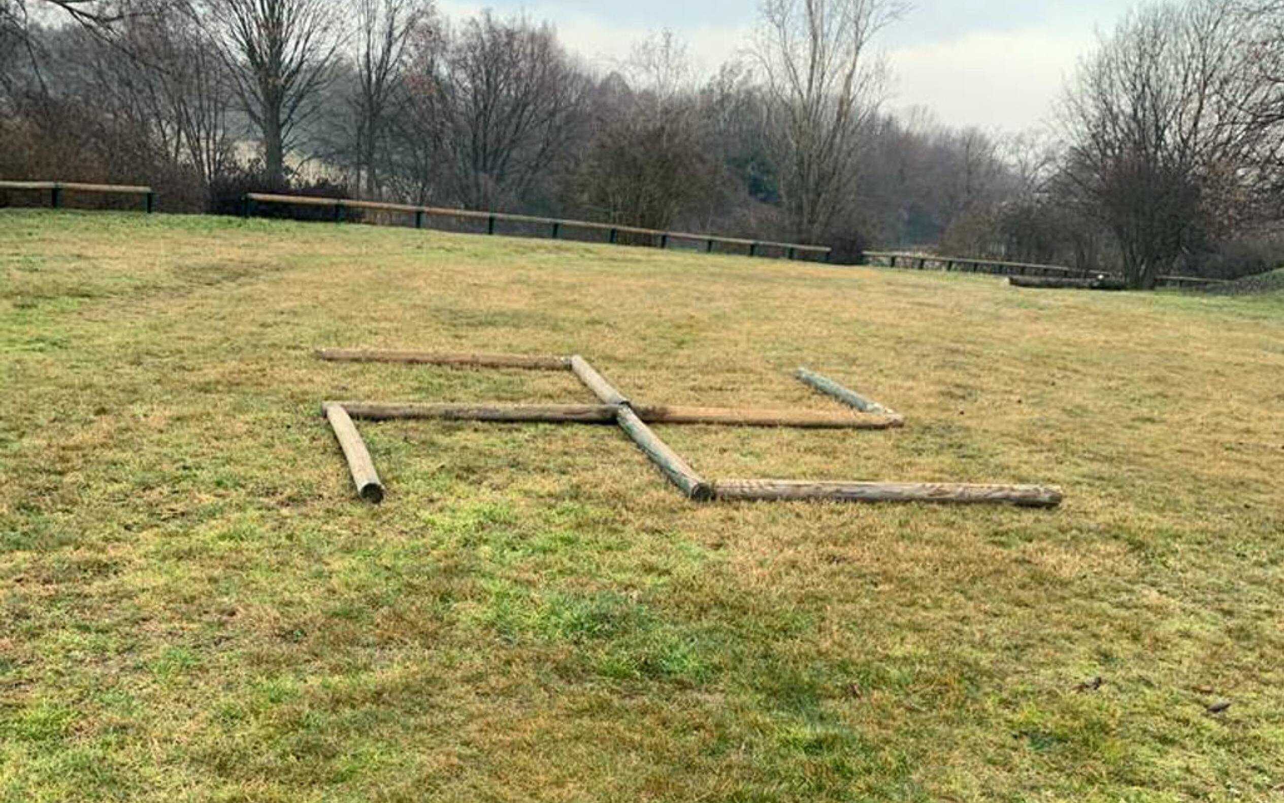 La svastica al Parco Nord