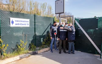 Vaccini, a Potenza centinaia di persone in coda per inoculazione "libera" a fascia di età 60-79 anni, intervengono i carabinieri