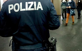 Controlli del green pass da parte della Polizia di Stato ai tornelli della stazione Lanza della metropolitana a Milano, 10 gennaio 2022.ANSA/MOURAD BALTI TOUATI