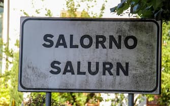 Il cartello con la doppia dicitura italiano e tedesco che indica il comune di Salorno (Bolzano)