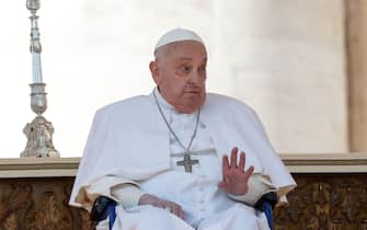 Papa Francesco è arrivato a sorpresa in Piazza San Pietro al termine della messa per il Giubileo degli ammalati e del mondo della sanità.Città del Vaticano, 6 aprile 2025 ANSA/GIUSEPPE LAMI