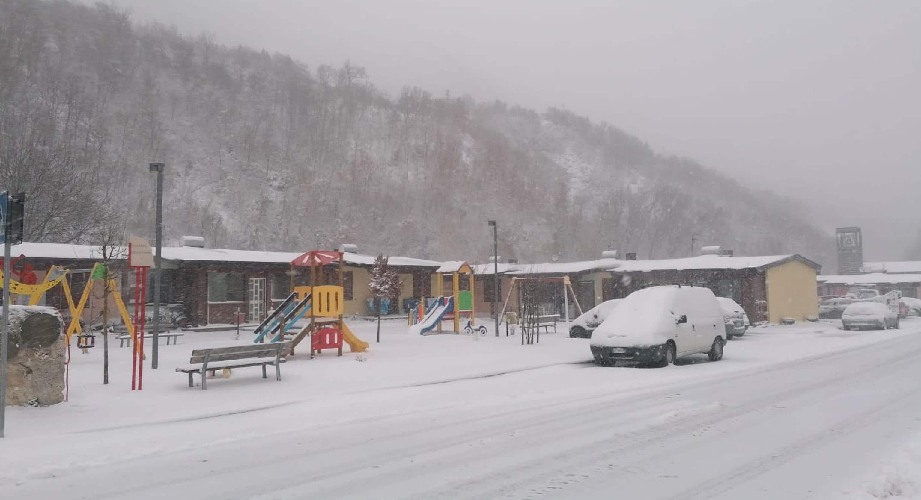 Marche oggi sotto la neve, come era nelle previsioni secondo un allerta meteo diramato dalla protezione civile. Nevica a tratti lungo la costa: ad Ancona, dove è attivo il piano antineve e le scuole sono chiuse per
precauzione, c'è stato solo un po' di nevischio, ma i mezzi antineve sono in azione nelle zone collinari. Nevica in maniera più decisa nell'entroterra fino ai Sibillini. ANSA/ERCOLI