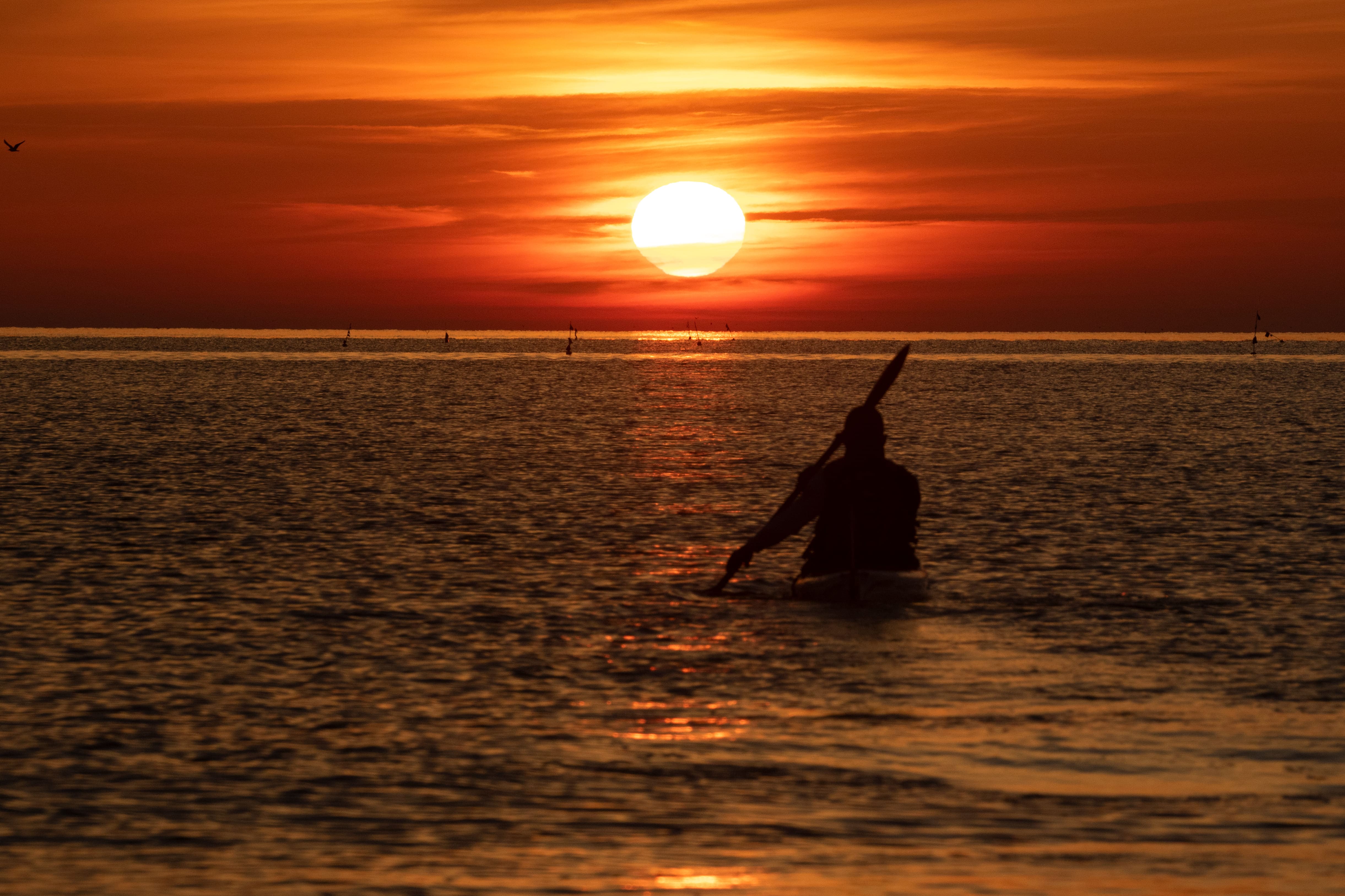 Alessandro Gattafoni in kayak sull'Adriatico