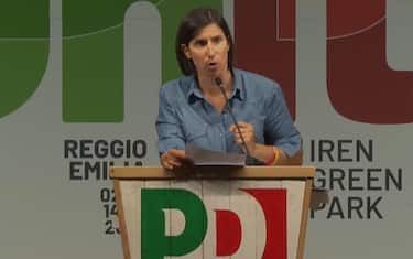 La segretaria del Pd Elly Schlein alla festa nazionale dell'Unità, in corso a Reggio Emilia. +++ Frame da diretta Facebook / Elly Schlein +++ USARE SOLO PER ILLUSTRARE OGGI LA NOTIZIA INDICATA NEL TITOLO - NON ARCHIVIARE FOTO NON IN VENDITA - DA USARE SOLO PER FINI GIORNALISTICI - NPK+++