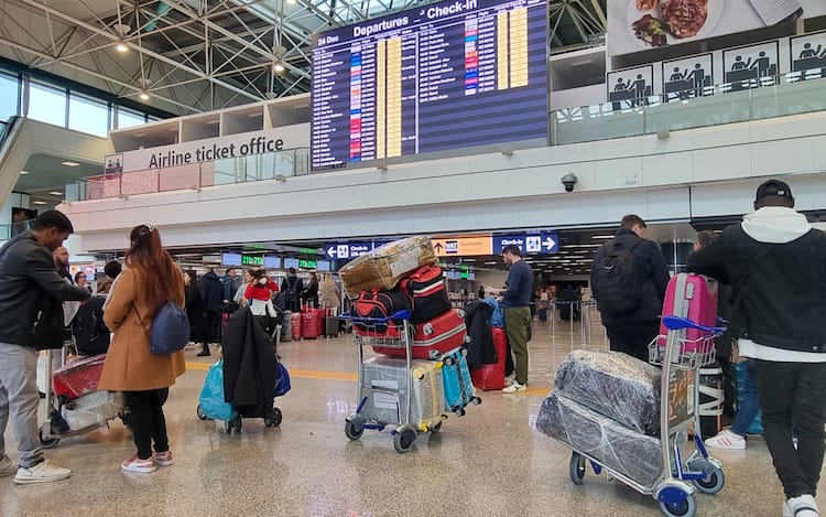 Liquidi e PC nel bagaglio a mano, gli aeroporti dove si fa la 'tac' alla  valigia: come funziona