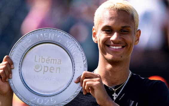https://static.sky.it/editorialimages/0db30a3ca65559a19a3814b6eee749183e07158c/skysport/it/tennis/video/2025/06/15/diallo-bergs-atp-s-hertogenbosch-risultato-highlights/gabriel_diallo_ipa.jpg?im=Resize,width=565