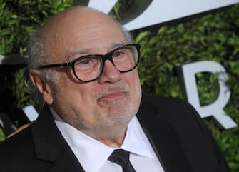 Danny DeVito (KIKA) - NEW YORK - Si scrive Tony Awards, si legge Oscar. Si è svolta questa notte la cerimonia di consegna di quelli che sono considerati i premi più prestigiosi dell'industria teatrale, gli equivalenti degli Academy Awards per quanto riguarda il mondo del cinema. A rendere la serata ancor più simile a quella che ogni anno è dedicata ai migliori interpreti del grande schermo, sono stati gli attori stessi che hanno preso parte all'evento.Da Scarlett Johansson, splendida in un tailleur a righe molto originale, a Uma Thurman ma anche l'ultima vincitrice del Golden Globe Sarah Paulson, elegantissima in bianco, e Tina Fey, che ha optato per un lungo abito nero molto elaborato. Di prim'ordine anche i nomi maschili: Kevin Spacey, nei panni del conduttore, Orlando Bloom, John Legend e Josh Gad.