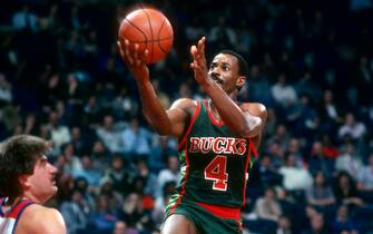 LANDOVER, MD - CIRCA 1984: Sidney Moncrief #4 of the Milwaukee Bucks shoots against the Washington Bullets during an NBA basketball game circa 1984 at the Capital Centre in Landover, Maryland. Moncrief played for the Bucks from 1979-90. (Photo by Focus on Sport/Getty Images) *** Local Caption *** Sidney Moncrief