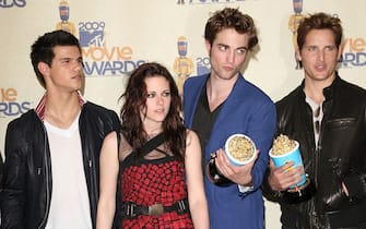 UNIVERSAL CITY, CA - MAY 31:  (L-R) Actors Taylor Lautner, Kristen Stewart, Robert Pattinson and Peter Facinelli, winners of Best Movie, Best Kiss, Best Fight, Best Female Performance, Breakthrough Male Performance awards for "Twilight" pose in the press room during the 18th Annual MTV Movie Awards held at the Gibson Amphitheatre on May 31, 2009 in Universal City, California.  (Photo by Jason Merritt/Getty Images)