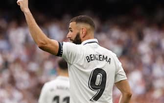 epa10673298 Real Madrid's striker Karim Benzema celebrates after scoring the 1-1 from the penalty spot during the Spanish LaLiga soccer match between Real Madrid and Athletic Club at Santiago Bernabeu Stadium in Madrid, Spain, 04 June 2023.  EPA/Daniel Gonzalez