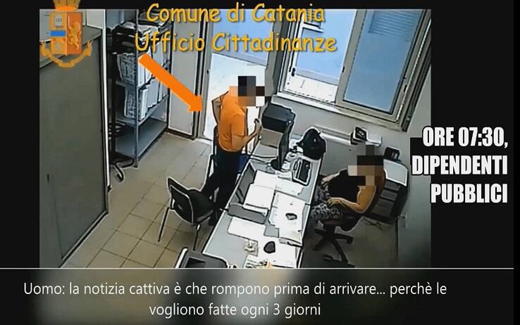 La polizia di Catania sta eseguendo un'ordinanza di custodia cautelare nei confronti di un comitato d'affari, a carattere transnazionale, che, secondo
l'accusa, gestiva la compravendita della cittadinanza italiana, col sistema del cosiddetto 'iure sanguinis', in favore di brasiliani, 30 ottobre 2020. Tra i destinatari del provvedimento figurano anche dei dipendenti infedeli del Comune. L'inchiesta, denominata "Tudo incluido", si basa su indagini della squadra mobile ed è coordinata dalla Procura distrettuale etnea.
ANSA/ POLIZIA DI STATO
+++ ANSA PROVIDES ACCESS TO THIS HANDOUT PHOTO TO BE USED SOLELY TO ILLUSTRATE NEWS REPORTING OR COMMENTARY ON THE FACTS OR EVENTS DEPICTED IN THIS IMAGE; NO ARCHIVING; NO LICENSING +++