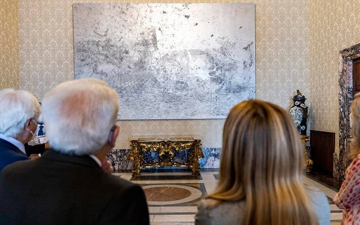 L'inaugurazione di "Quirinale contemporaneo" Il Presidente della Repubblica Sergio Mattarella inaugura il progetto "Quirinale contemporaneo", 29 settembre 2021. ANSA / Paolo Giandotti - Ufficio per la Stampa e la Comunicazione della Presidenza della Repubblica +++ ANSA PROVIDES ACCESS TO THIS HANDOUT PHOTO TO BE USED SOLELY TO ILLUSTRATE NEWS REPORTING OR COMMENTARY ON THE FACTS OR EVENTS DEPICTED IN THIS IMAGE; NO ARCHIVING; NO LICENSING +++