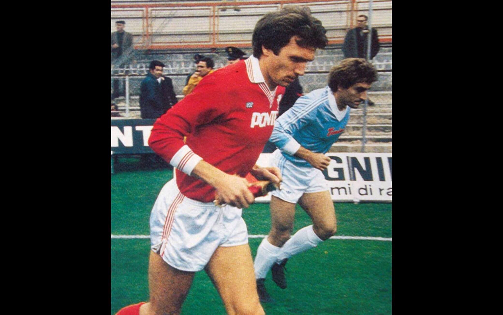 Frosio, capitano dei grifoni, prima di un Perugia-Lazio della stagione 1981-1982, assieme al collega biancoceleste Fernando Viola.
Lutto nel mondo del calcio, è morto nella notte a 73 anni Pierluigi Frosio, ex capitano del Perugia dei miracoli e poi allenatore. 
ANSA/WIKIPEDIA
+++EDITORIAL USE ONLY - NO SALES+++