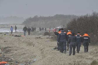 E' di 30 morti il bilancio, ancora provvisorio, dei morti durante uno sbarco di migranti a Cutro, nel Crotonese. Ai cadaveri trovati sulla spiaggia, in località "Steccato", si aggiungono, infatti, quelli trovati in mare che devono ancora essere recuperati, 26 febbraio 2023. Sul posto, insieme ai carabinieri ed alla polizia, ci sono la Guardia di finanza, la Guardia costiera ed i vigili del fuoco. ANSA/GIUSEPPE PIPITA