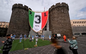Lo scudetto da record  installato in nottata tra le torri di Porta Capuana a Napoli, uno dei varchi di accesso all'antica città,  30  aprile 2023,  ANSA / CIRO FUSCO