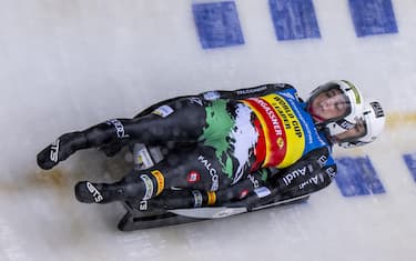 25 February 2023, North Rhine-Westphalia, Winterberg: Luge: World Cup, doubles, women, 1st run: Andrea Vötter / Marion Oberhofer (Italy) are racing through the ice track. Photo: David Inderlied/dpa