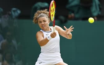 epa11475722 Jasmine Paolini of Italy in actioin during her Women's Singles final match against Barbora Krejcikova of the Czech Republic at the Wimbledon Championships in London, Britain, 13 July 2024.  EPA/TOLGA AKMEN  EDITORIAL USE ONLY