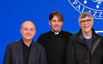 I tre sacerdoti attivi in prima linea nelle periferie di Roma, Milano e Caivano, don Antonio Coluccia, don Claudio Burgio e padre Maurizio Patriciello che fanno parte del Comitato di indirizzo strategico del Fondo per il contrasto della povertà educativa minorile, insediato alla Presidenza del Consiglio, durante una conferenza stampa a Palazzo Chigi, Roma, 10 aprile 2024. ANSA/Filippo Attili - Uff stampa Palazzo Chigi + UFFICIO STAMPA, PRESS OFFICE, HANDOUT PHOTO, NO SALES, EDITORIAL USE ONLY + NPK