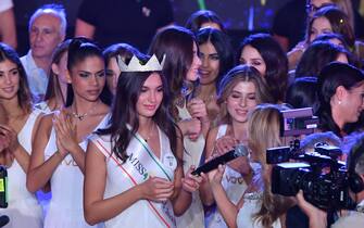 Salsomaggiore Terme : Palazzo dei Congressi . Elezione Miss Italia 2023 . Nella foto : Vittorio Sgarbi e Patrizia Mirigliani incoronano la Miss Italia 2023 Francesca Bergesio