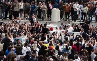 Il papa fa il giro sulla papamobile