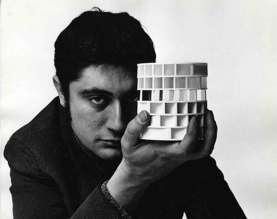 Gianni Colombo, fine anni sessanta, photo: Oliviero Toscani. Archivio Gianni Colombo, Milano