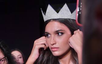 Salsomaggiore Terme : Palazzo dei Congressi . Elezione Miss Italia 2023 . Nella foto : Vittorio Sgarbi e Patrizia Mirigliani incoronano la Miss Italia 2023 Francesca Bergesio