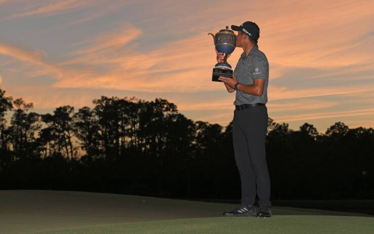 Collin Morikawa festeggia la vittoria a Bradenton. Rosso stavolta è il tramonto... Collin Morikawa festeggia la vittoria a Bradenton. Rosso stavolta è il tramonto...