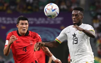 epa10334290 Minjae Kim (L) of South Korea in action against Inaki Williams of Ghana during the FIFA World Cup 2022 group H soccer match between South Korea and Ghana at Education City Stadium in Doha, Qatar, 28 November 2022.  EPA/Mohamed Messara