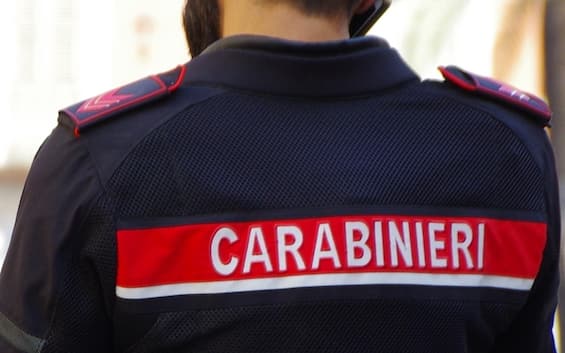 Napoli, spintoni e calci sulla schiena ad una donna: individuata baby gang