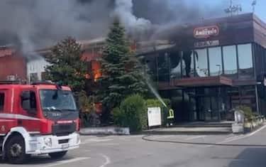 La grande nube nera, visibile anche a chilometri di distanza, causata dall'incendio di vaste proporzioni scoppiato a Striano, in provincia di Napoli: a fuoco un'industria dolciaria, la Ambrosio, a viale Vecchie. I carabinieri e i vigili del fuoco stanno intervenendo sul posto, 23 luglio 2024 ANSA/ Vigili del fuoco ANSA PROVIDES ACCESS TO THIS HANDOUT PHOTO TO BE USED SOLELY TO ILLUSTRATE NEWS REPORTING OR COMMENTARY ON THE FACTS OR EVENTS DEPICTED IN THIS IMAGE; NO ARCHIVING; NO LICENSING NPK