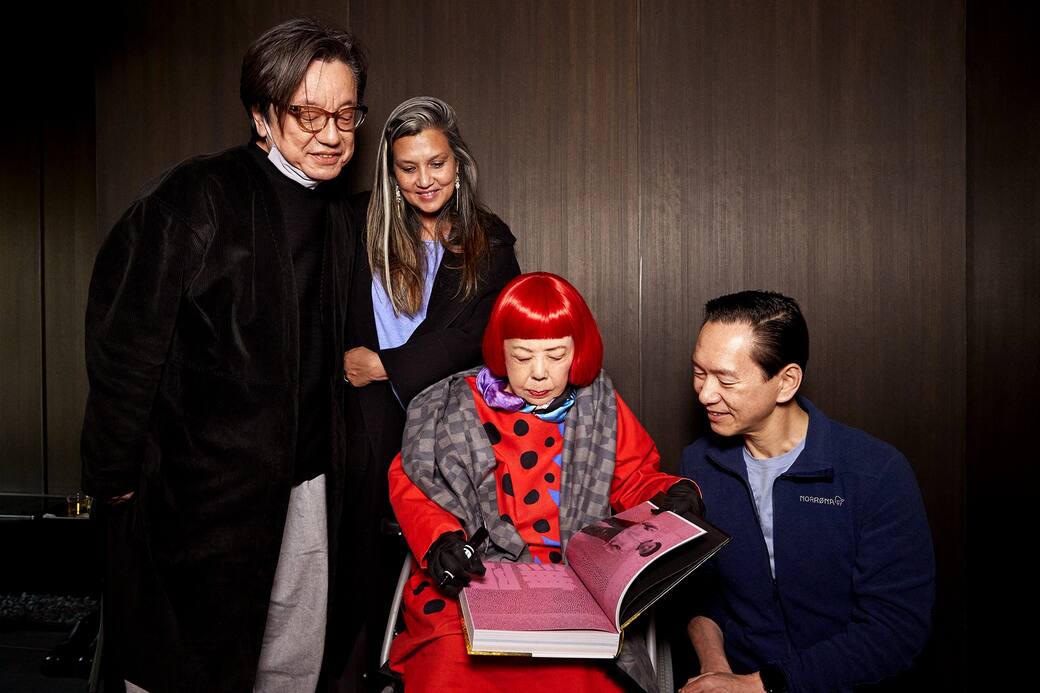 5_Yayoi_Kusama_with_Bernard_Suhanya_and_Ota_copia.jpg
