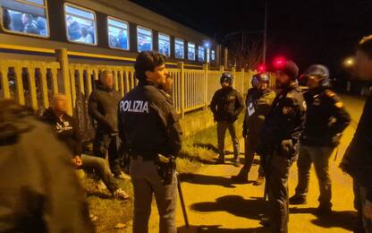 Un gruppo di una cinquantina di ultras dell'Udinese, spalleggiati da numerosi supporter del Salisburgo, hanno assaltato il treno diretto a Venezia che riportava a casa i circa 1200 tifosi della formazione lagunare. E' accaduto alla stazione di Basiliano (Udine) dopo la fine della partita disputata al Bluenergy stadium. Due persone sono rimaste ferite e sono state portate in ospedale. I tifosi del Venezia erano stati scortati dalle forze dell'ordine dallo stadio alla stazione di Udine. I tafferugli sono durati pochi minuti perchè è arrivato l'elicottero della Polizia assieme a numerosi equipaggi. ANSA