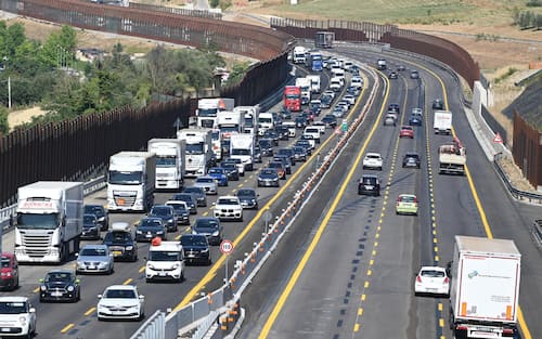 La nuova terza corsia sull'autostrada del Sole A/1 nel tratto fra i caselli di Firenze Sud e Incisa, aperta stamani al traffico , e già transitata dai veicoli,  Il nuovo tratto è diventato percorribile per la prima volta dalle 6. Si tratta di un nuovo tracciato che si estende per 5 km di lunghezza con piattaforma complessiva di 15 metri di larghezza, 30 Luglio 2021. ANSA/CLAUDIO GIOVANNINI