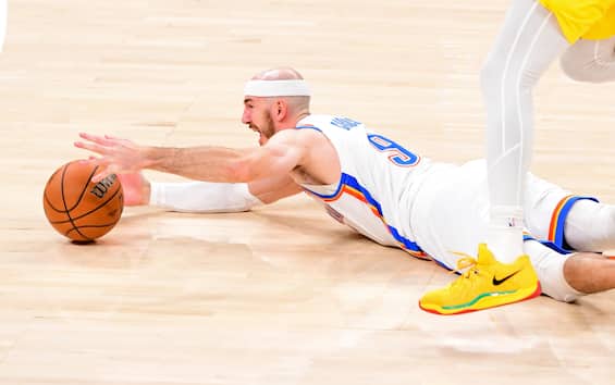 https://static.sky.it/editorialimages/0eb9cda10481a5635c886e2c79baf2a0b9d83e5c/skysport/it/nba/video/2025/06/17/nba-finals-alex-caruso-recupero-tuffo-gara-5-video/caruso_getty_okc_thunder.jpg?im=Resize,width=565