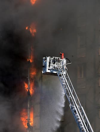 incendio milano oggi