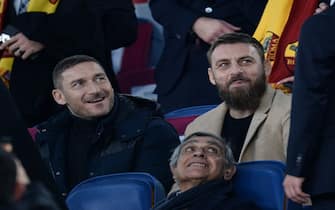 ROME, ITALY - FEBRUARY 19: Francesco Totti and Daniele De Rossi sit in the stands prior the Serie A match between AS Roma and Hellas Verona FC at Stadio Olimpico on February 19, 2022 in Rome, Italy. (Photo by Silvia Lore/Getty Images)
