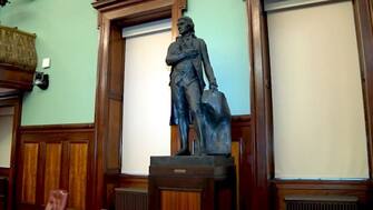 A un mese esatto dalla decisione presa dal consiglio comunale di New York, la statua di Thomas Jefferson, che dal 1915 era collocata nella sala centrale dell’amministrazione newyorkese, è stata rimossa