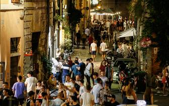 Nightlife in Trastevere district, downtown Rome, during Phase 3 of the Coronavirus emergency, in Rome, Italy, 01 August 2020. ANSA/FABIO FRUSTACI