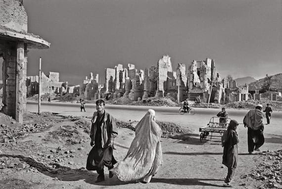 Sebastião Salgado, Jade Maiwan Avenue, un tempo prestigiosa via cittadina, Kabul, Afghanistan, 1996. Collection MEP, Paris. Dono di Sebastião Salgado e Lélia Wanick Salgado, 2018. © Sebastião Salgado