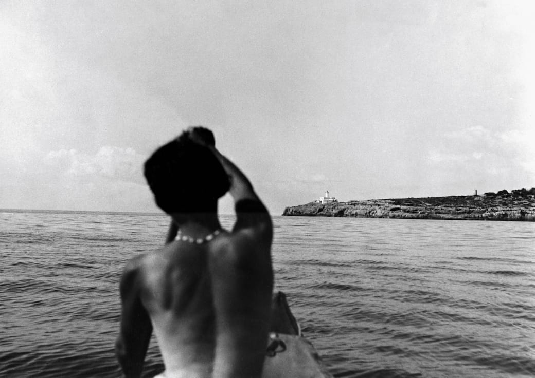 Charlotte Perriand in her canoe. Cap de Cala Figuera lighthouse, Mallorca, 1932 © Archives Charlotte Perriand, 2026. VEGAP, Barcelona 2026