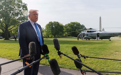epa12054294 US President Donald Trump gives remarks before departing the White House for Rome, where he will attend Pope Francis' funeral, in Washington, DC, USA, 25 April 2025.  EPA/AARON SCHWARTZ / POOL