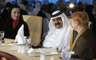 Doha, QATAR: Qatari Emir Sheikh Hamad bin Khalifa al-Thani (C) and his wife Sheikha Moza bint Nasser al-Misnad (L) listen to Finnish President Tarja Halonen (R) as they wait for the opening of the Forum on Democracy in Doha, 23 April 2007. United Nations Secretary General Ban Ki-moon is also attending the three-day Forum on Democracy, Development and Free Trade. AFP PHOTO/STR (Photo credit should read STR/AFP via Getty Images)