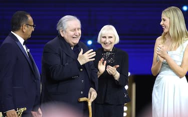 ROME, ITALY - MAY 03: Vincenzo Mollica, flanked by Rosa Maria Mollica, receives the David Speciale Award from Carlo Conti (L) and Alessia Marcuzzi attendthe show during the 69th David Di Donatello at Cinecitta Studios on May 03, 2024 in Rome, Italy. (Photo by Daniele Venturelli/WireImage)