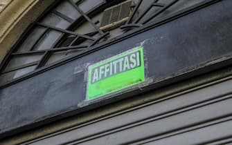 Negozi con le saracinesche abbassate e con il cartello affittasi esposto, Milano, 8 Maggio 2020. ANSA/Andrea Fasani